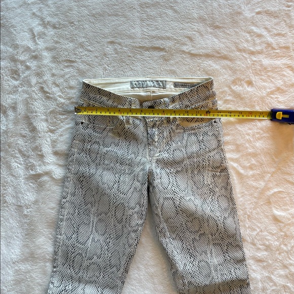 Guess waxy snakeskin denim. Size 24, fits like a 24-25. Stretchy never worn - Picture 6 of 9